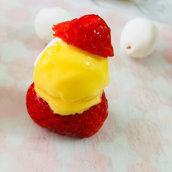 顔部分にしっかりチョコを塗り、チョコが乾く前に苺帽子を付ける。