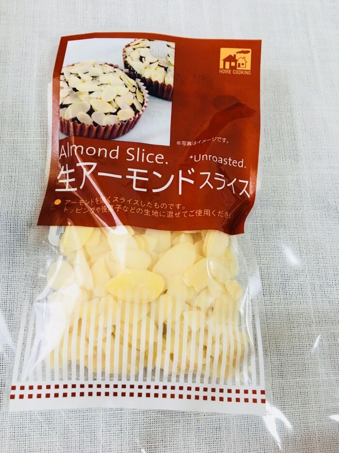 ピカチュウの耳を作るため、スライスアーモンドを用意。