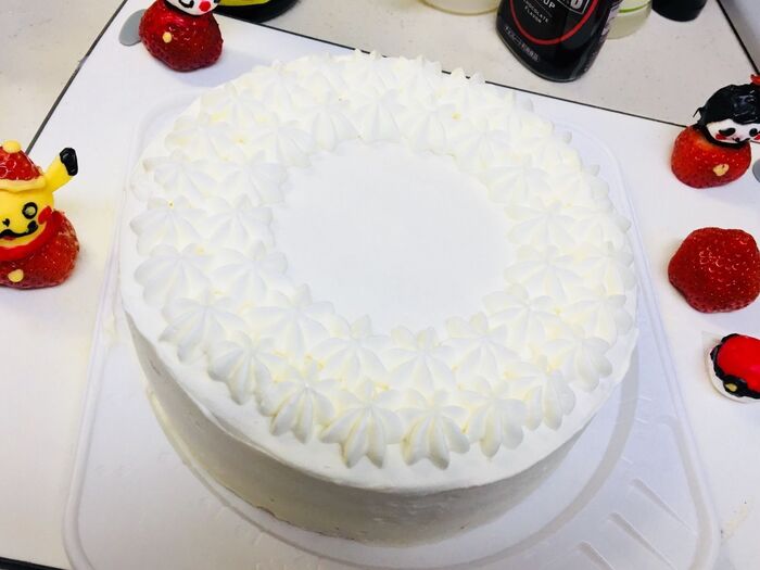 土台のケーキにデコっていきます。