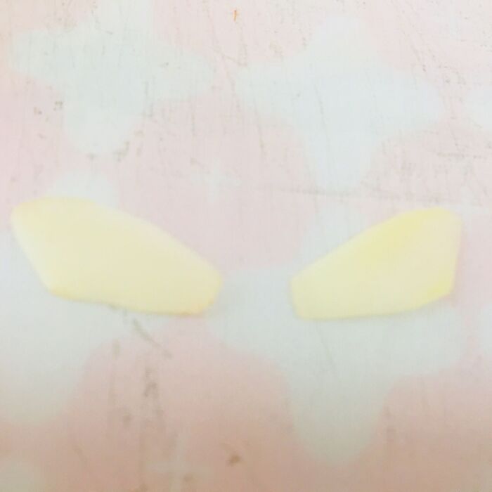 スライスアーモンドをピカチュウの耳の形に近づくようにカット。