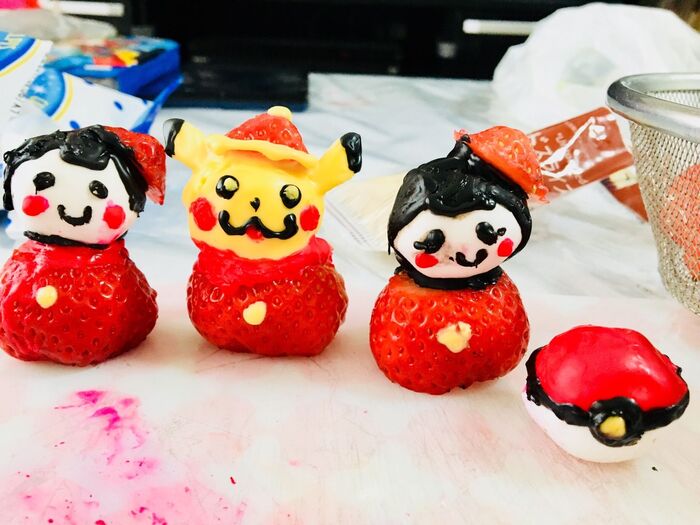 乾いたら黒でモンスターボールのラインを描き、仕上げて完成!