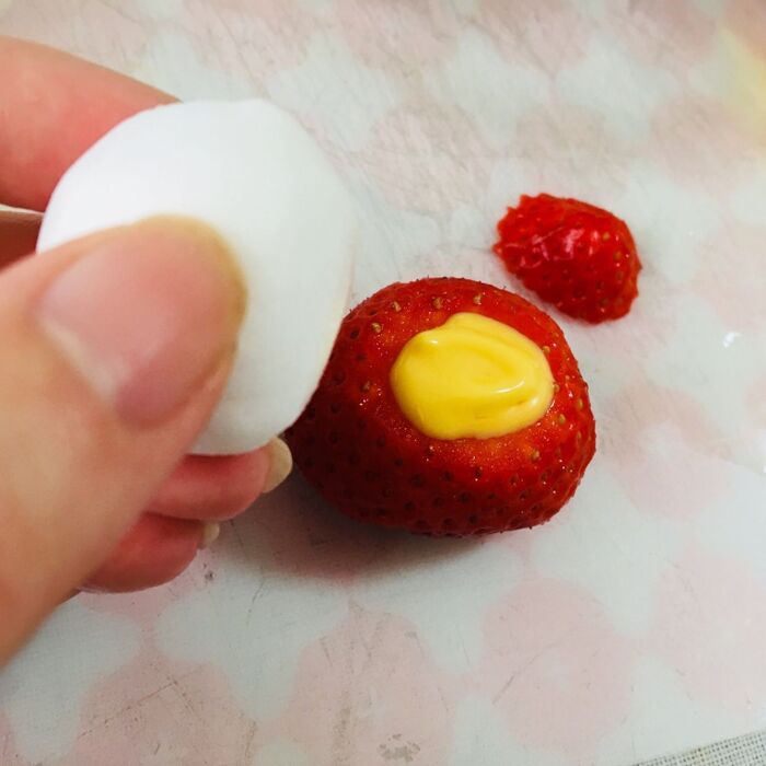 苺にチョコペンを乗せ、乾く前にマシュマロを乗せて付ける。