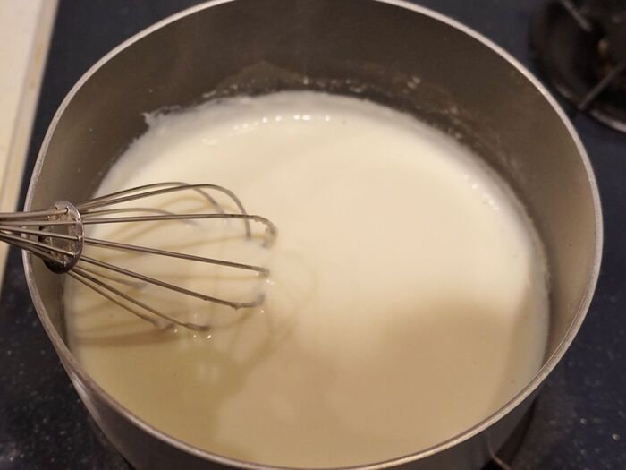ホワイトソースを作ります。