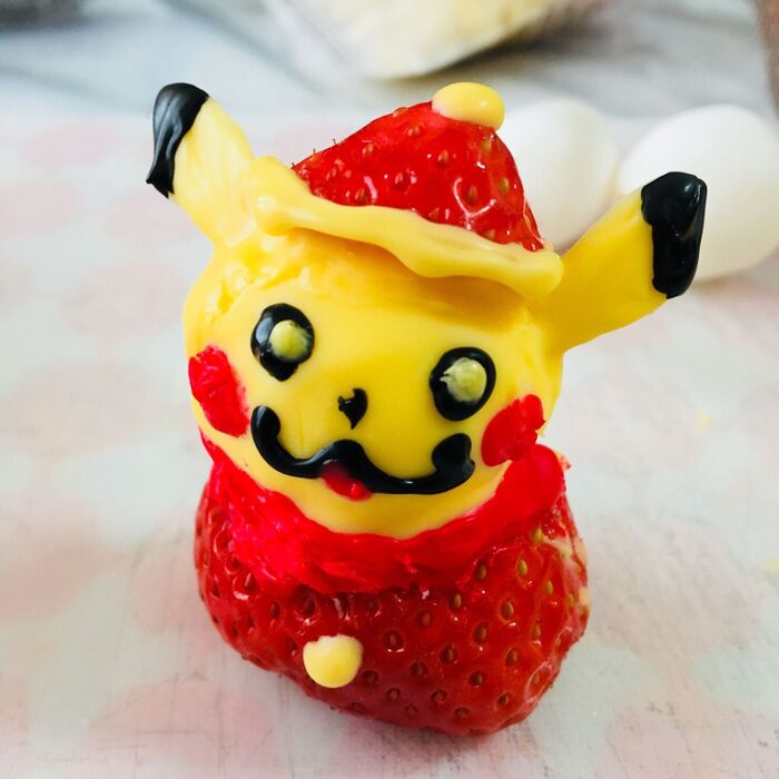 アーモンドの耳を接着し、チョコをコーティング、仕上げへ