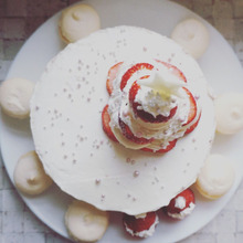 イチゴとマカロンでクリスマスツリー