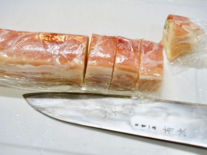 ラップごと切り分けると綺麗に切れます