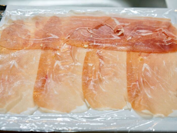 生ハムをラップの上に並べます