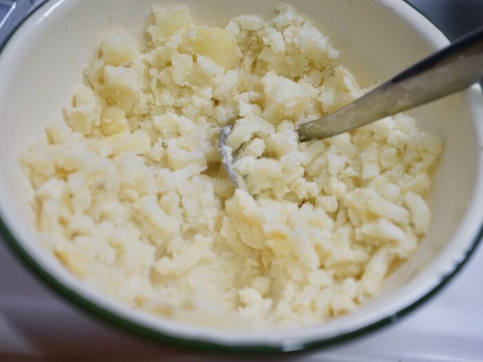 じゃが芋はマッシュして、マヨネーズで味付け