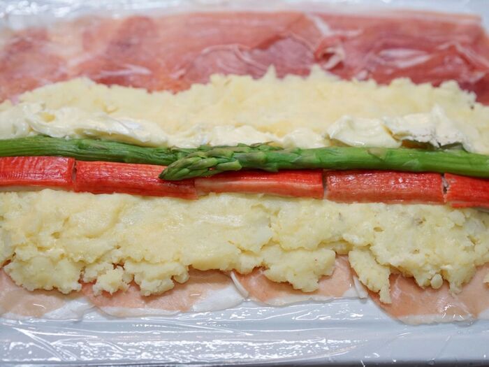 具材を上に乗せていきます