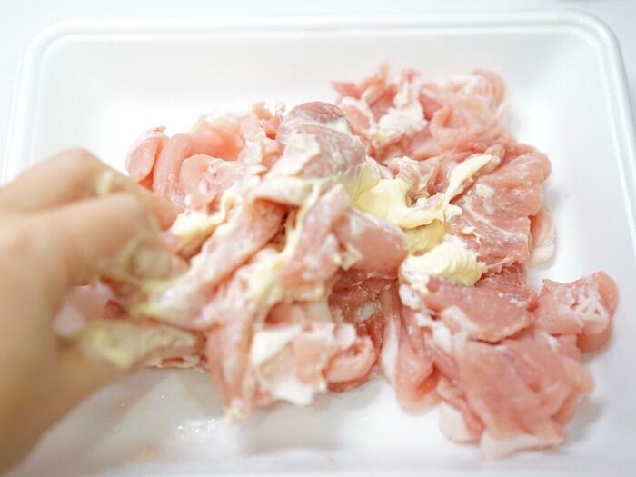 マヨネーズを揉みこむ