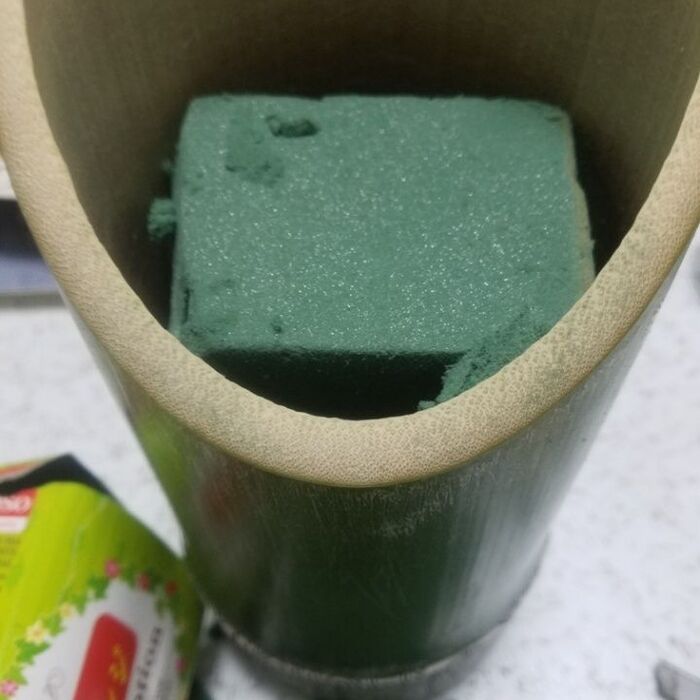 吸水スポンジをカットして