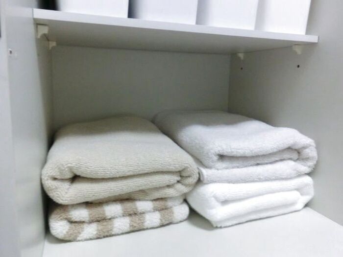 3番目の棚には、バスタオルを収納しています。