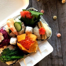 白い卵パックを活用!ぱっかんおにぎり弁当~♪