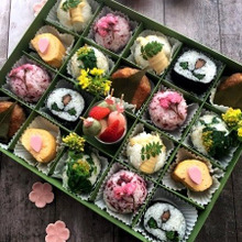 空箱を活用して!どれから食べるか迷っちゃう華やか弁当♪