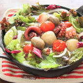 10分で完成のぽかぽかレシピ!タコとマッシュルームのオリーブオイル鍋