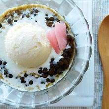 アイスクリームをのせて!レンズ豆の熱々おしるこ風