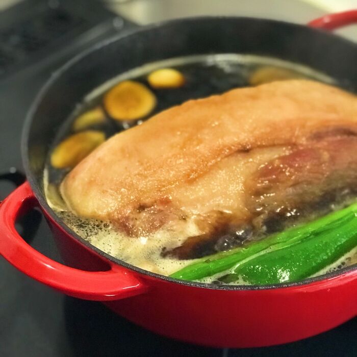 生姜、にんにく、ネギを炒め、調味料を加える。