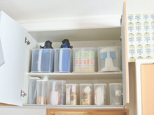 高いところも取りやすく使いやすく♪キッチンの吊り戸棚収納