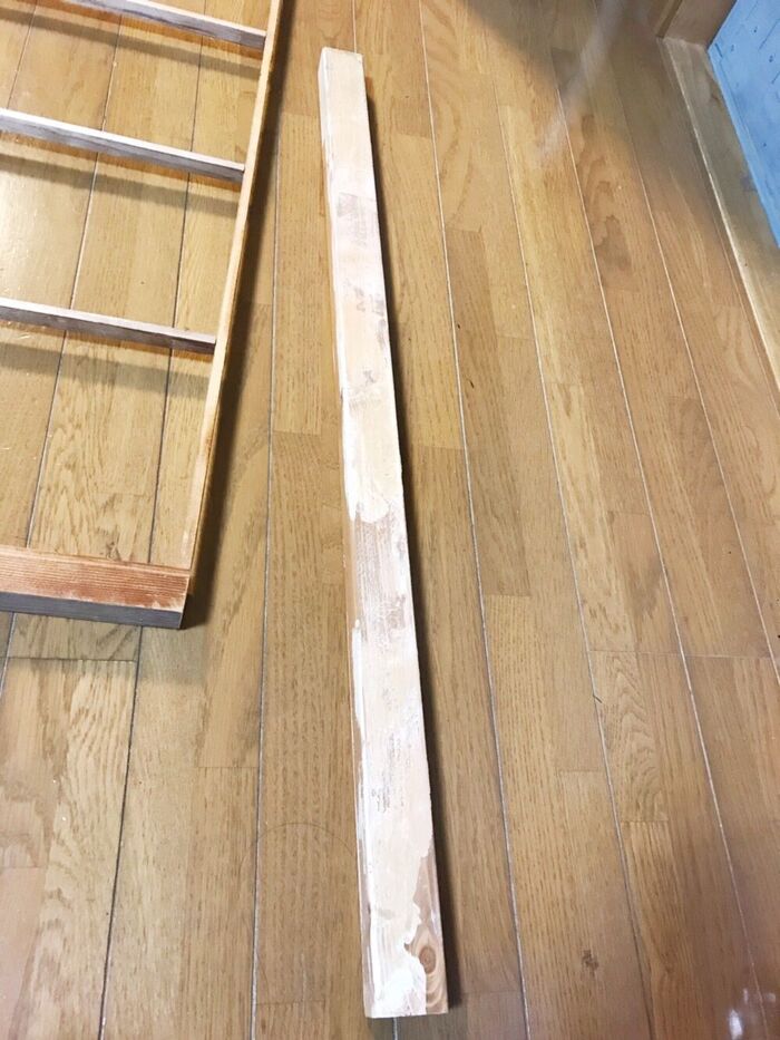 家にある端材、垂木を窓枠サイズにカット。