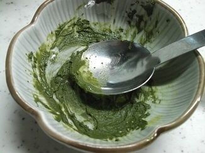 もう半分に、少量のお湯で溶いた抹茶を加える。