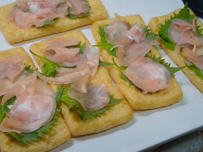 大葉とガリをのせる