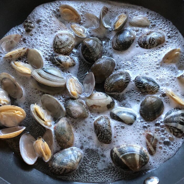 あさりをワインで煮る。