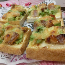 マヨ醤油ソースが合う~♪ 厚揚げのアボカドベーコンピザ