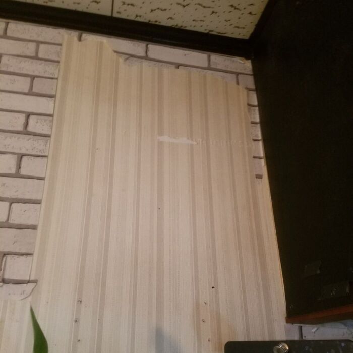 剥がれかけのシートを剥がす