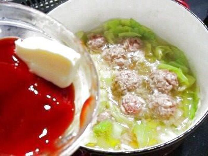 鍋にキャベツと肉だね、調味料を入れ、煮込みます