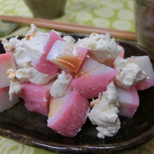 仕上げに醤油を数滴♪ かまぼこのわさびクリームチーズあえ