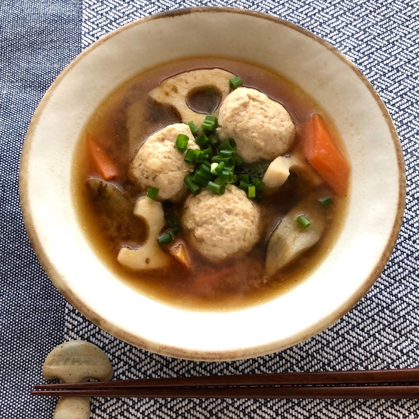 鶏団子と根菜の味噌スープ