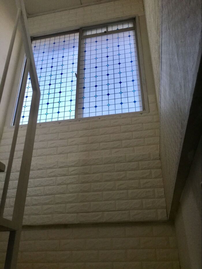 踊り場の壁にはホワイトを