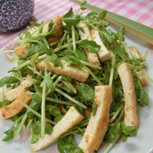 チンして混ぜるだけ♪ 厚揚げと豆苗のピリ辛サラダ