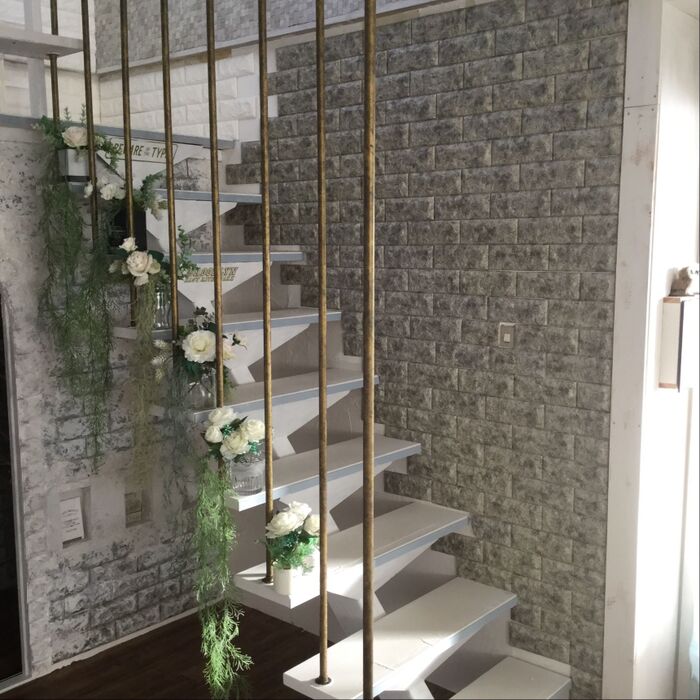 降りてきたところの壁にはグレーを