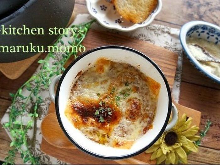 チーズがとろ~り♪赤ワインがじゅわっと染み込む❤バケットグラタンスープ