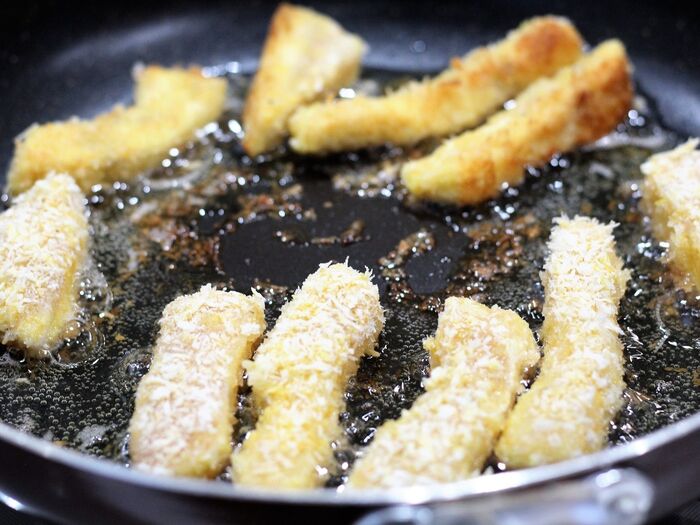 揚げ焼きにする。