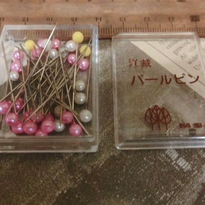パールピンの待ち針(白)を羊毛フェルトに挿します