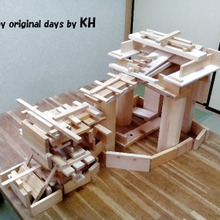 これもリサイクル?木っ端で積み木。数や形が無秩序だから…頭が鍛えられるかも…しれない⁉