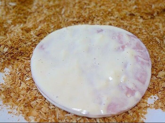 2.ハムにパン粉を付ける。