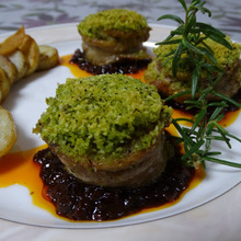 豚ロースのMedallion バジルパン粉焼き、ドライトマトのバルサミコソース