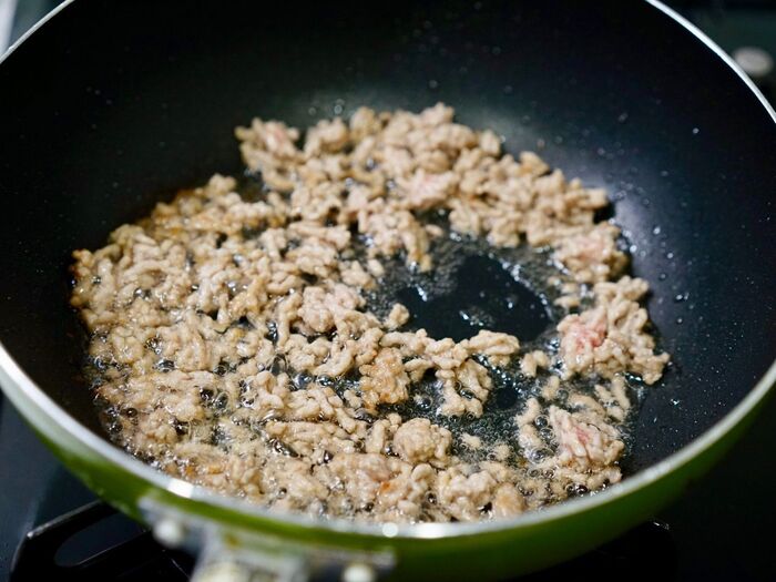ひき肉はフライパンで炒める