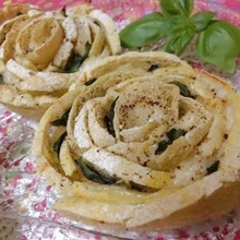 薄切りパンにチーズをはさんで焼くだけ♪ 薔薇パン