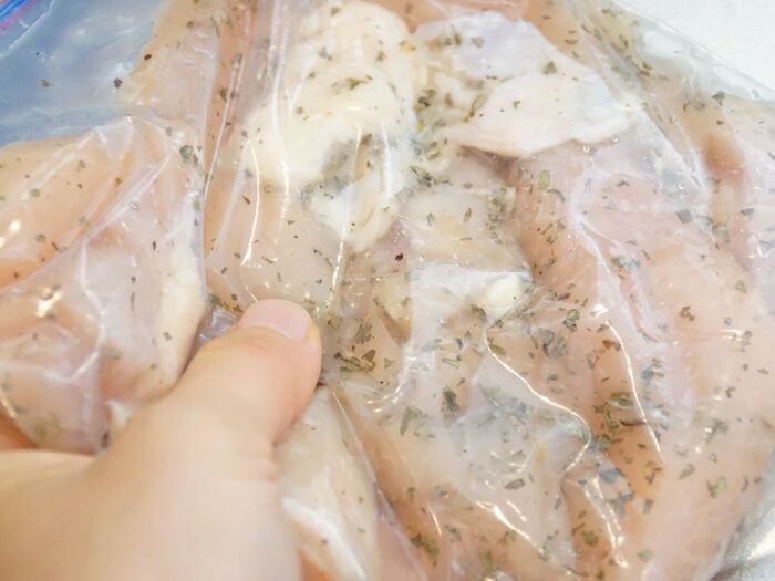 鶏胸肉と調味料を袋の中で合わせる。