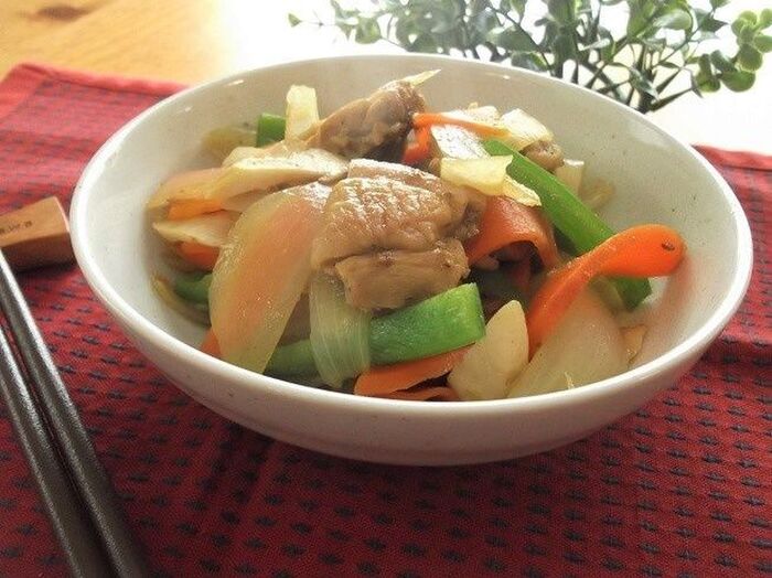 入れる順番がポイント!あとはほぼほったらかしで簡単♪鶏ももと野菜のカレー醤油炒め