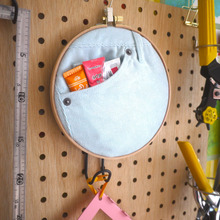 ダイソー刺しゅう枠と不要パンツで壁面文具整理