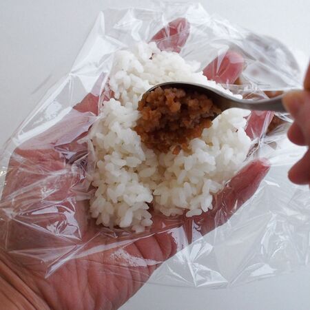おにぎりを作ります
