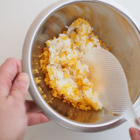 完成した卵そぼろをごはんに混ぜます