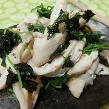 梅干しと韓国海苔で決まる♪ レンジで酒蒸し☆ しっとり鶏むねの梅海苔あえ