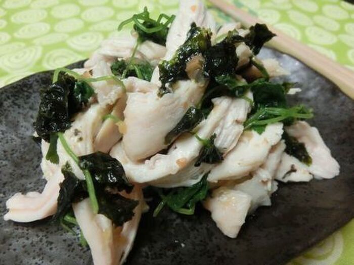 梅干しと韓国海苔で決まる♪ レンジで酒蒸し☆ しっとり鶏むねの梅海苔あえ