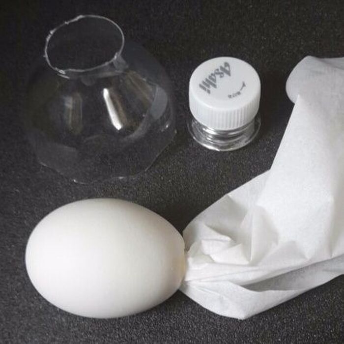 1、たまごの殻で人形の胴体を作る。